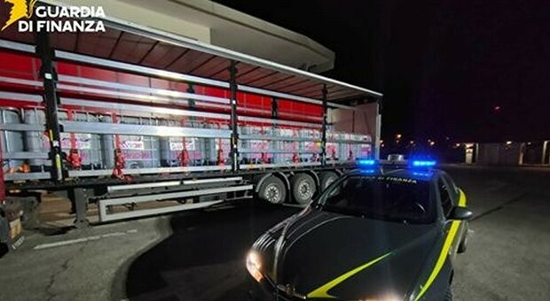 Alcol di contrabbando spacciato per disinfettante: sequestrati 24mila litri. Dalla Polonia a Foggia per produrre grappe e liquori clandestinamente