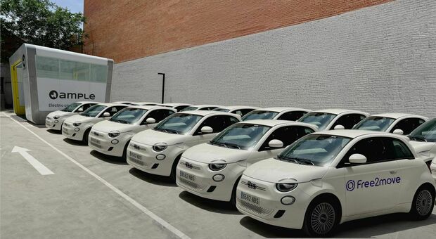 La flotta di Fiat 500e adattate per accogliere i pacchi batteria intercambiabili sviluppati da Ample