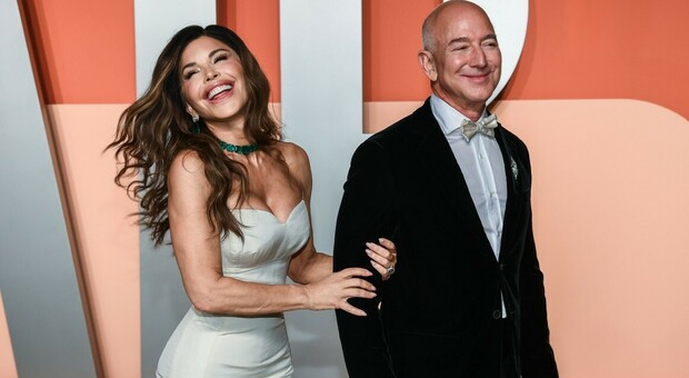 https://statics.cedscdn.it/photos/MED/2025/06/13/8896269_13160824_bezos_matrimonio.jpg