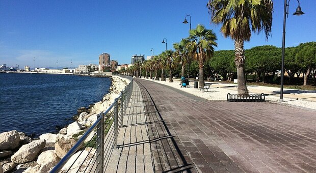 https://statics.cedscdn.it/photos/MED/2025/06/14/8897920_14101125_lungomare_su_siccu.jpg