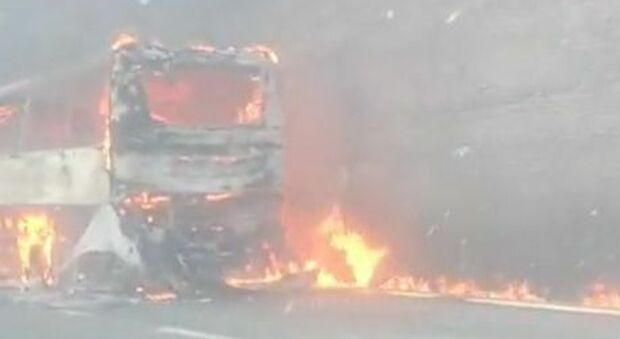 https://statics.cedscdn.it/photos/MED/2025/06/14/8898090_14135105_bus_incendio_passeggeri_a16.jpg