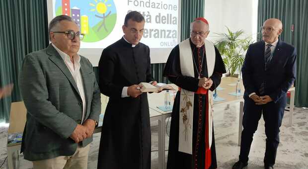 https://statics.cedscdn.it/photos/MED/2025/06/14/8898328_14184031_pietro_parolin_benedizione_citta_speranza_torre_ricerca_padova.jpg