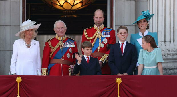 https://statics.cedscdn.it/photos/MED/2025/06/14/8898329_14183424_trooping_the_colour_re_carlo_commosso_kate_mamma_sorrisi_reali_decimati_liti_tempo_oggi_14_6_2025.jpg