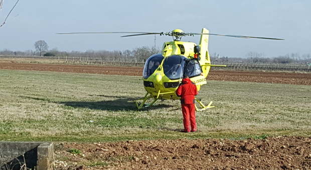 Sedicenne schiacciato da un trattore, è ferito gravemente. L'ipotesi dell'infortunio sul lavoro