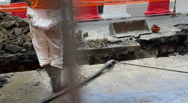 Corso Milano, tubo rotto durante i cantieri del tram. Negozi e case senz'acqua. Il parrucchiere: «Teste delle clienti sciacquate con i boccioni»