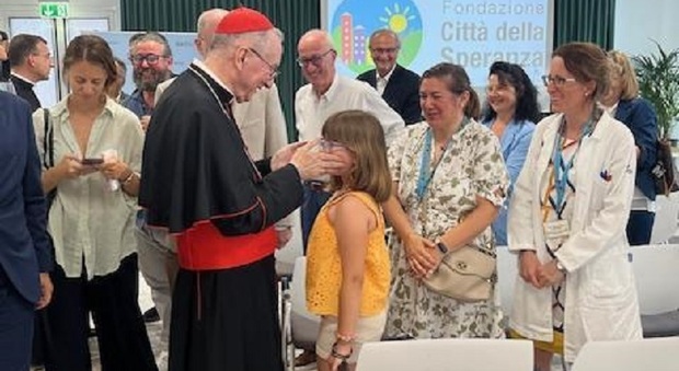 Parolin benedice la Torre: «La ricerca porta speranza. Non sempre si guarisce, ma bisogna curare»