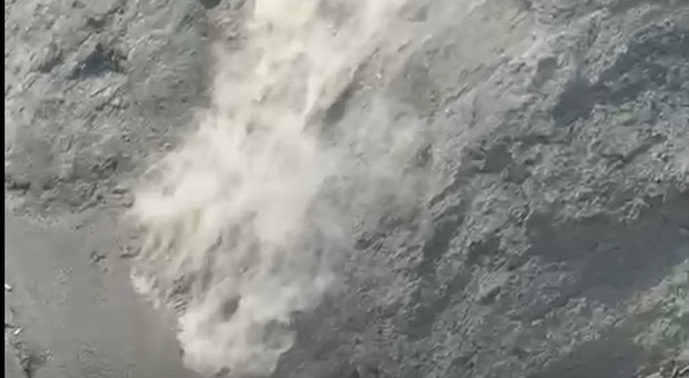 Ancona, cede la falesia: spettacolare frana al Trave, per fortuna nessun ferito