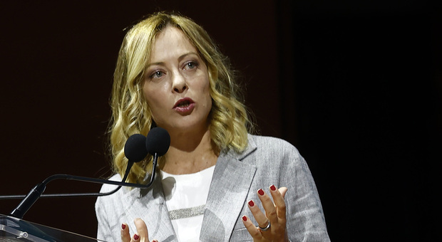 Sondaggi politici, Fdi guadagna mezzo punto sul Pd. Crescono Lega e Avs, in calo i centristi