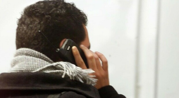 Scappa di casa per sfuggire alle violenze dell'ex e con le bambine si rifugia dalla madre: lui si apposta in strada tutta la notte. Arrestato 43enne