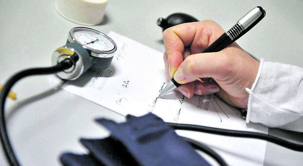 Fingono di avere il Covid (e ottengono un falso certificato medico) per non presentarsi dai carabinieri: coppia di amanti ai domiciliari