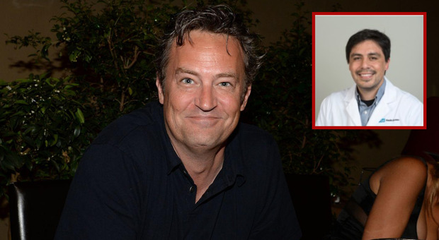 https://statics.cedscdn.it/photos/MED/2025/06/17/8903861_17181815_matthew_perry_un_altro_medico_si_dichiara_colpevole_ho_fornito_io_la_ketamina_all_attore_._ora_ri.jpg