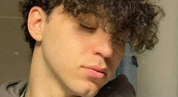 Roberto Sangiovanni muore a 20 anni dopo cinque giorni di agonia: la sua moto si era scontrata contro un'auto sulla Noalese