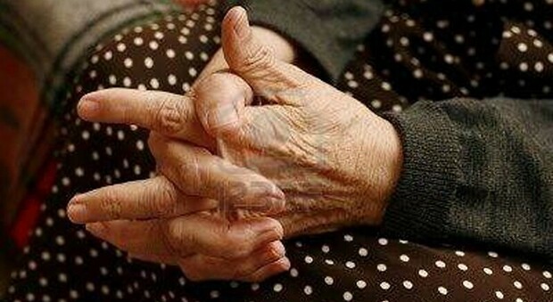 Picchia la madre di 85 anni e le lancia in faccia il cellulare: grazie a un vicino i carabinieri bloccano il figlio. Non potrà più avvicinare l'anziana