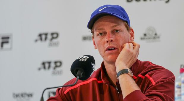 https://statics.cedscdn.it/photos/MED/2025/06/19/8907423_19140455_tennis_sinner_jannik.jpg
