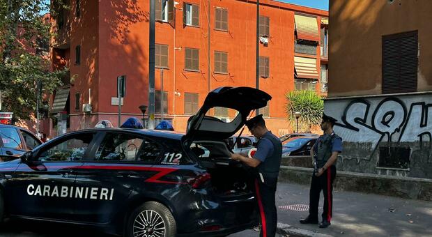 https://statics.cedscdn.it/photos/MED/2025/06/19/8907563_19095235_casilina_le_operazioni_dei_carabinieri_in_zona_quarticciolo_2_.jpg