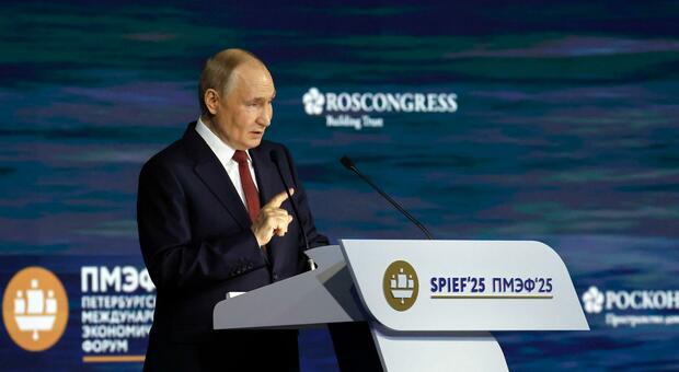 https://statics.cedscdn.it/photos/MED/2025/06/20/8910042_20175438_putin_forum.jpg