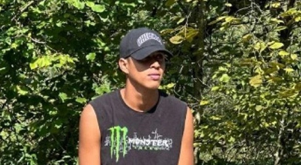 Dennys Navas morto a 21 anni dopo il tuffo nel Piave, l'ora dell'addio. Gli amici: «Non dovevi andartene così presto» Dennys Navas morto a 21 anni dopo il tuffo nel Piave, l'ora dell'addio. Gli amici: «Non dovevi andartene così presto»