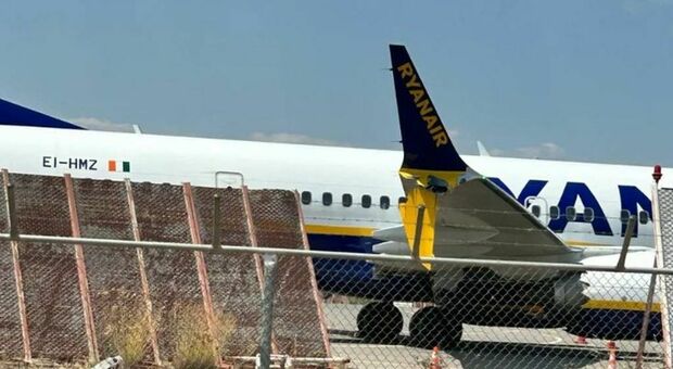 https://statics.cedscdn.it/photos/MED/2025/06/20/8910098_20184020_incidente_aereo_ryanair.jpg