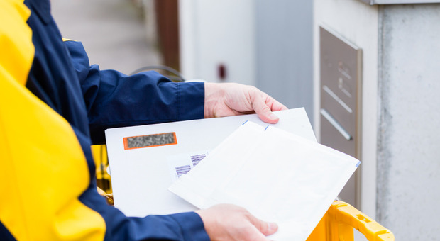 Raccomandata alle Poste, il viaggio di 8 mesi e tre giorni per raggiungere il destinatario a meno di otto chilometri: «Dentro c'era un avviso già scaduto»