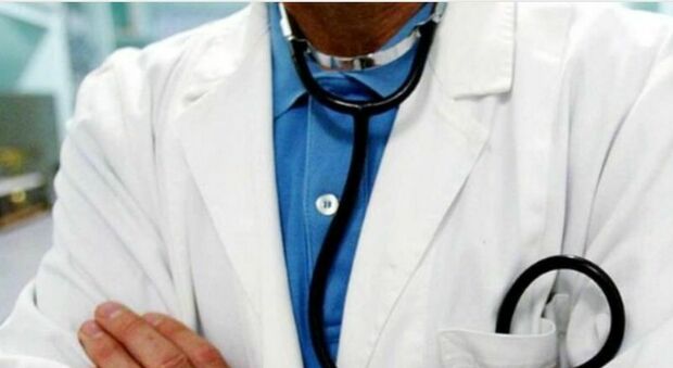 https://statics.cedscdn.it/photos/MED/2025/06/21/8911627_21122353_medico4.jpg