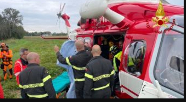 Vigili del fuoco impegnati nelle ricerche di una persona scomparsa