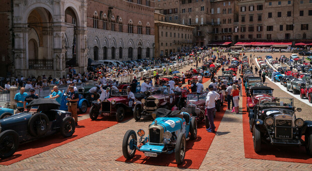 https://statics.cedscdn.it/photos/MED/2025/06/22/8913263_22114625_1000miglia2025_tappa2_siena_m_011_1024x768.jpg