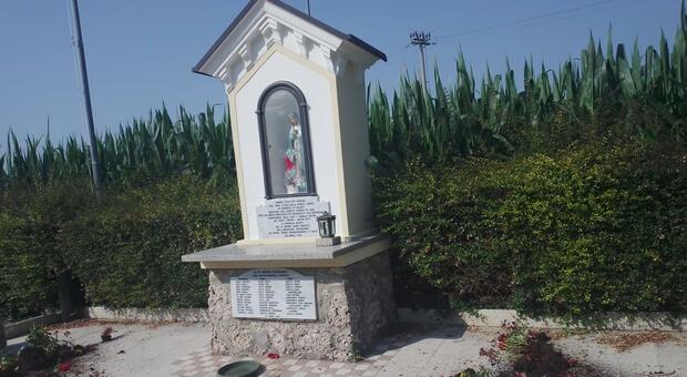 Capitello della memoria profanato da una gang: a pezzi vasi e fioriere