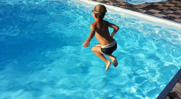 Bambino di 4 anni si tuffa in piscina mentre mamma e papà sono distratti, ma rischia di annegare: il piccolo salvato dai bagnini