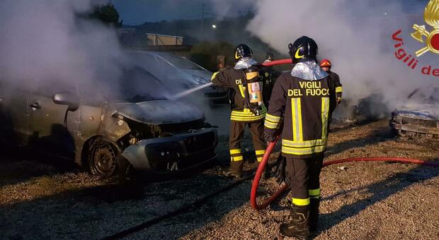 https://statics.cedscdn.it/photos/MED/2025/06/25/8919025_25102622_incendio_vigili.jpg