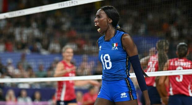 Paola Egonu, bufera per un gesto contro un'avversaria in Italia-Cina. Lei si difende: «Non sono una bulla»