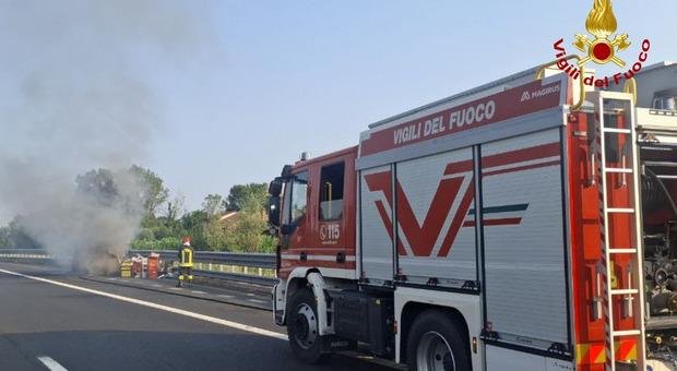 Furgone a fuoco lungo l'autostrada A28, il conducente scende appena in tempo