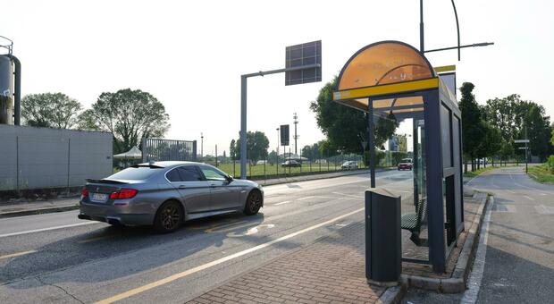 Operaio cade dall'impalcatura mentre lavora: viene abbandonato ferito alla fermata dell'autobus