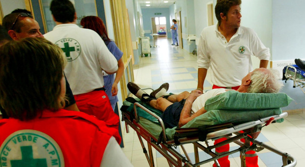 Ondata di calore, 70 in ospedale e tante di chiamate al Suem. Operaio colto da malore al lavoro, 75enne finisce fuori strada