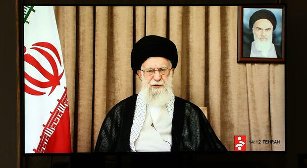 https://statics.cedscdn.it/photos/MED/2025/06/27/8922060_27005227_khamenei.jpg