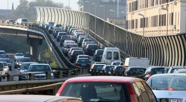 https://statics.cedscdn.it/photos/MED/2025/06/27/8923750_27161525_incidente_tangenziale_napoli.jpg