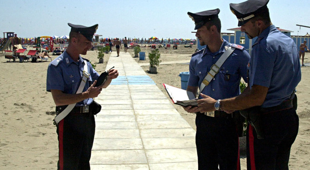 Zona rossa a Lignano: un mese di controlli potenziati anche in spiaggia. Come funziona e chi rischia di essere allontanato