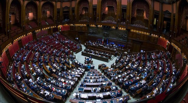 https://statics.cedscdn.it/photos/MED/2025/06/28/8925473_28135333_camera_deputati.jpg
