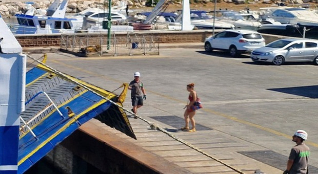 https://statics.cedscdn.it/photos/MED/2025/06/28/8925495_28143243_turista_perde_traghetto_pozzuoli.jpg