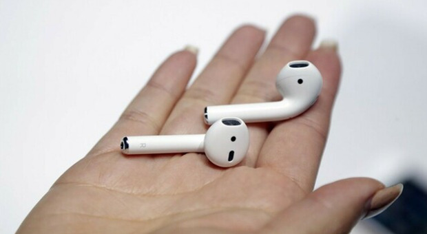 https://statics.cedscdn.it/photos/MED/2025/06/28/8925516_28150758_airpods_rubati_ritrovati.jpg