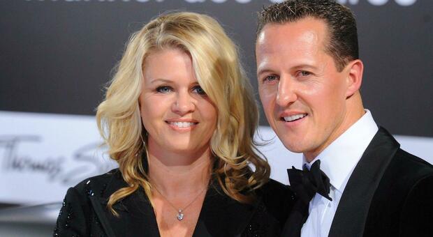 https://statics.cedscdn.it/photos/MED/2025/06/28/8925691_28190159_schumacher_come_sta_moglie_corinna.jpg