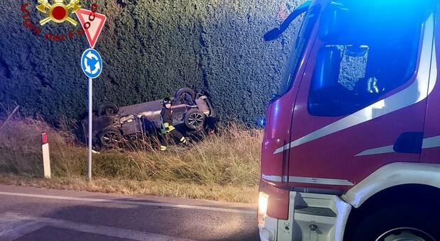 Perde il controllo dell'auto nella notte e finisce nel fosso: ferito il conducente