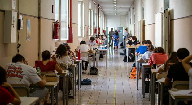 https://statics.cedscdn.it/photos/MED/2025/06/29/8927133_29123657_maturita2.jpg