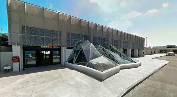 https://statics.cedscdn.it/photos/MED/2025/06/29/8927304_29174310_aeroporto_pantelleria.jpg