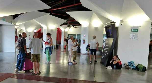 Pantelleria, turisti bloccati in aeroporto a causa della nebbia: passeggeri diretti a Venezia fermi da 48 ore. Attesa infinita per raggiungere Verona