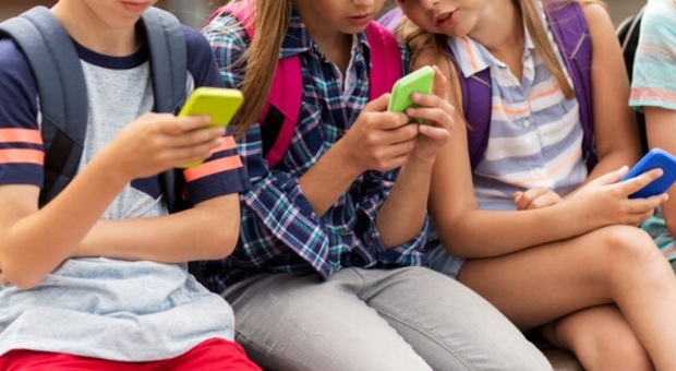 Bambini e digitale: a 10 anni più della metà ha il cellulare e usa l'intelligenza artificiale