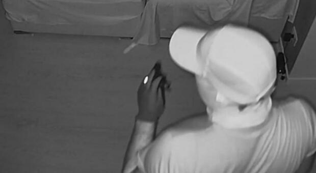 Apre le finestre per l’afa, entrano i ladri: rubano gioielli e provano i profumi trovati in casa