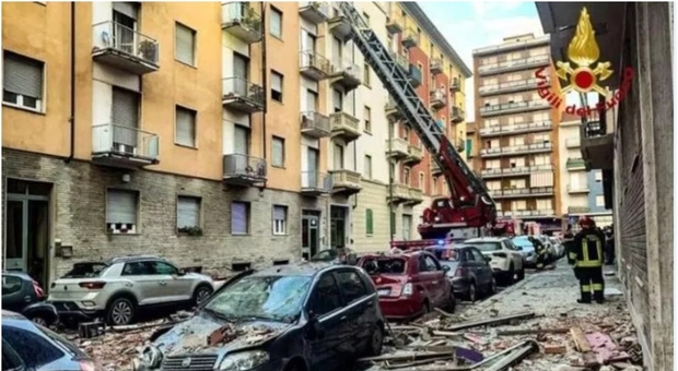 https://statics.cedscdn.it/photos/MED/2025/06/30/8928568_30082106_esplosione_torino.jpg