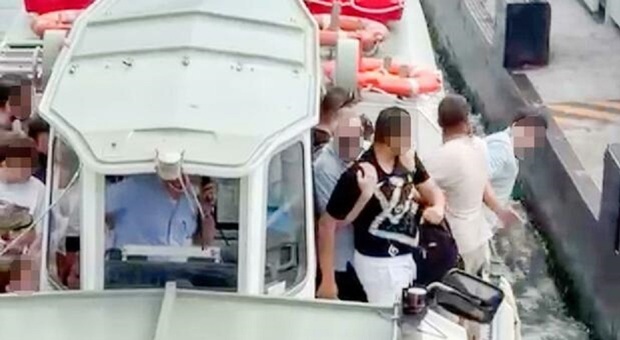 https://statics.cedscdn.it/photos/MED/2025/06/30/8928570_30082412_vaporetto_pugni.jpg