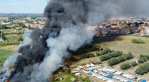 Roma, incendio al parco dell'Aniene a ridosso del ponte Nomentano: le fiamme negli accampamenti abusivi