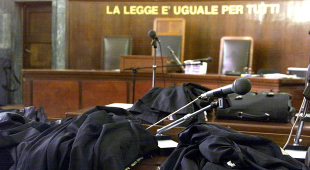 https://statics.cedscdn.it/photos/MED/2025/06/30/8929452_30224643_tribunali_bancomat.jpg